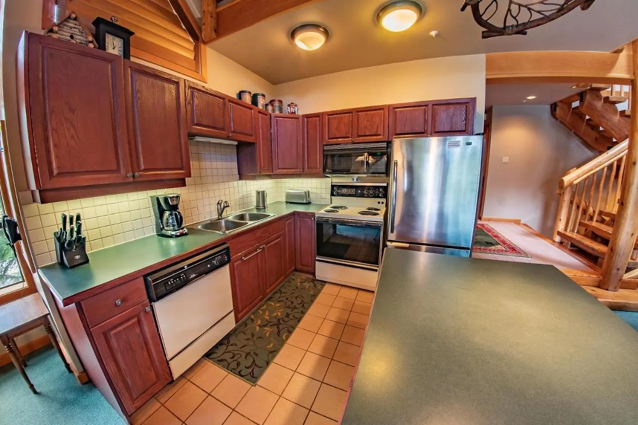 וויסטלר Pinnacle Ridge 38 - 5 Steps Away From The Ski Run, Wood Fireplace קנדה
