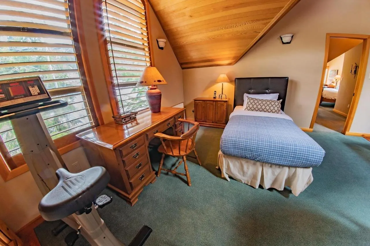וויסטלר Pinnacle Ridge 38 - 5 Steps Away From The Ski Run, Wood Fireplace בית נופש