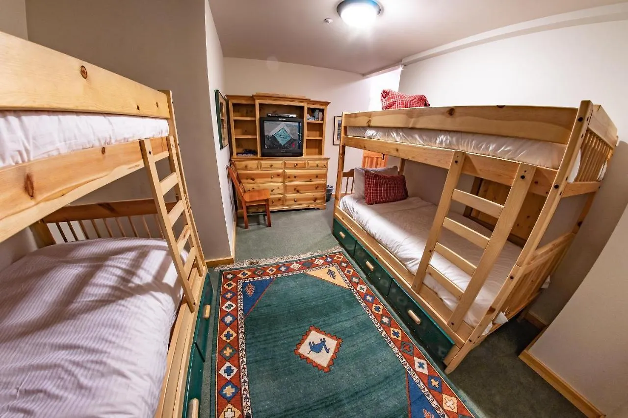 וויסטלר Pinnacle Ridge 38 - 5 Steps Away From The Ski Run, Wood Fireplace קנדה